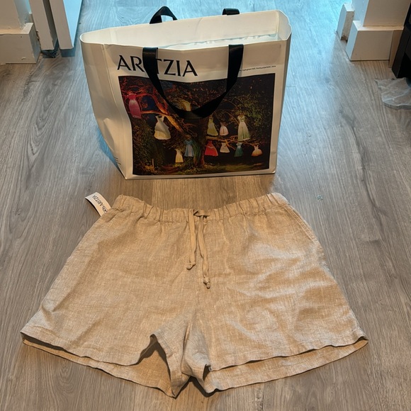 Sail linen little moon shorts from Aritzia in beige NWT SOLD OUT - Picture 3 of 6
